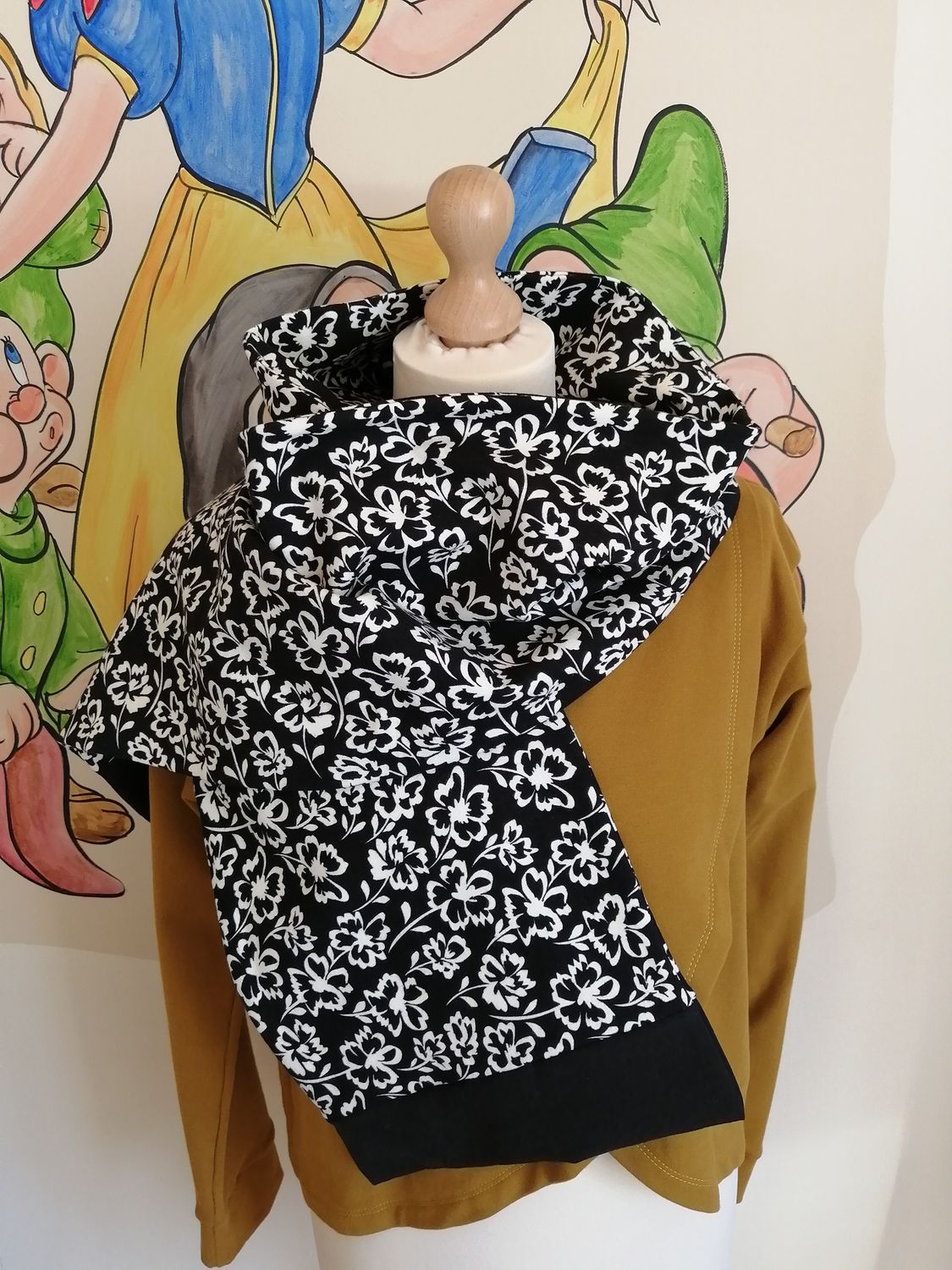 Handgemaakte Sjaal met bloemenprint, zwart/wit.
