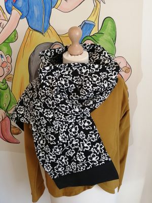 Handgemaakte Sjaal met bloemenprint, zwart/wit.