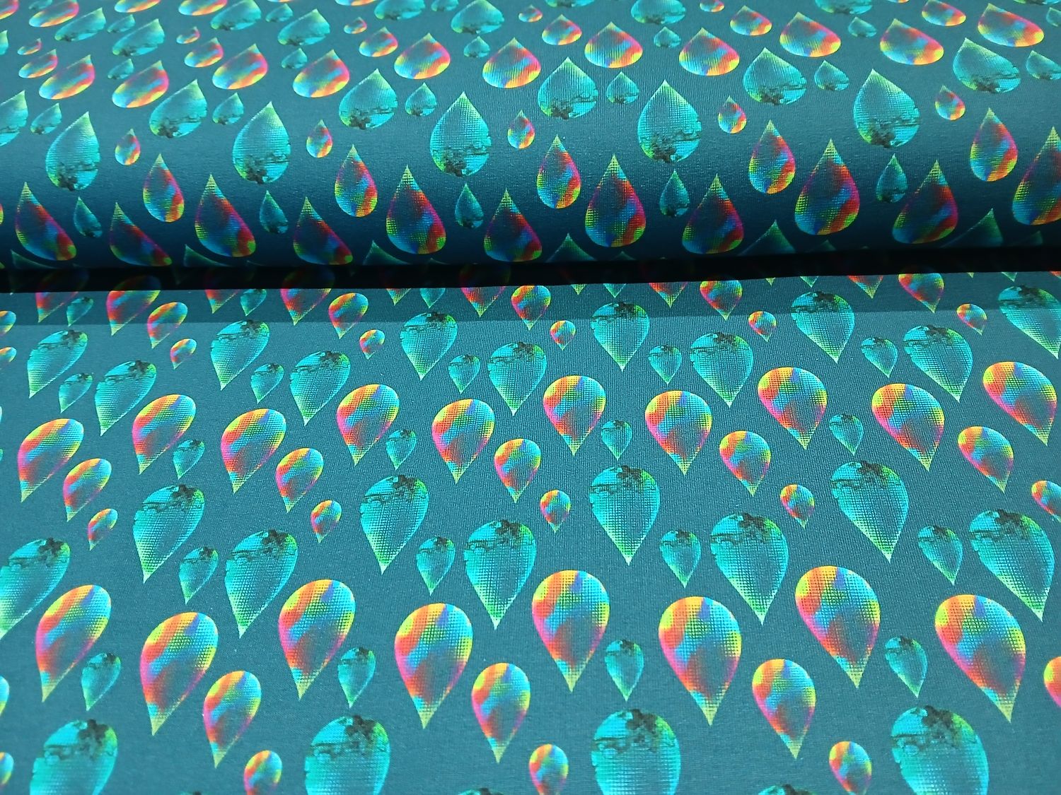 ​French Terry digital regenboog druppels