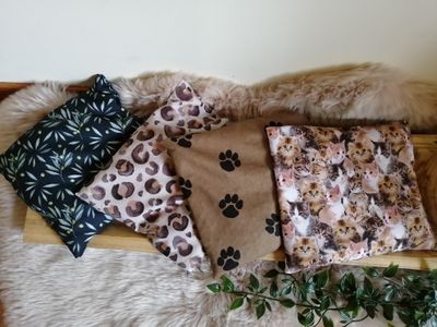 Handgemaakt Biologisch kersenpitkussen model classic in 6 designs.