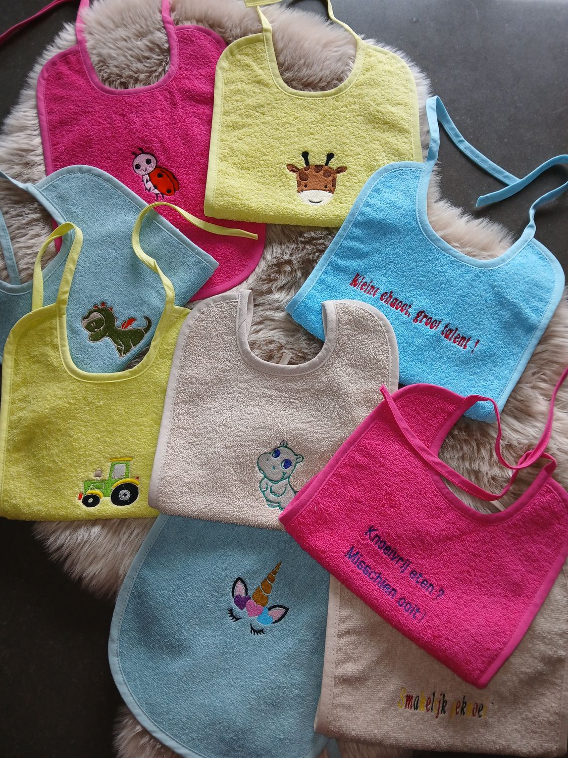 Slabbetje koordjes met borduring.