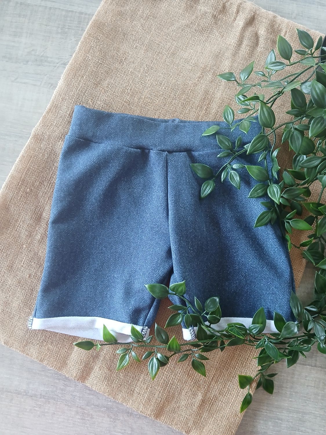 Korte broek, jeanslook blauw.