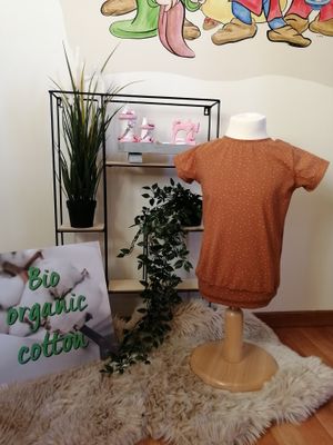 T-shirt met strik op de rug.