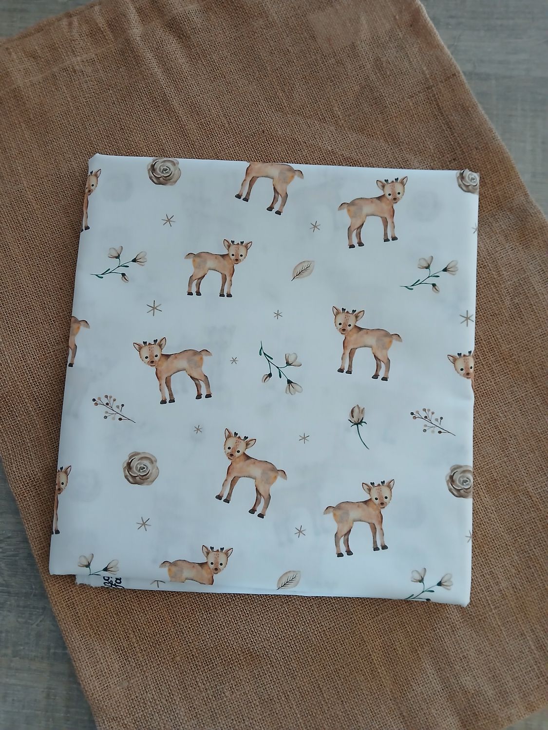 Poplin katoen digital hertjes, wit.