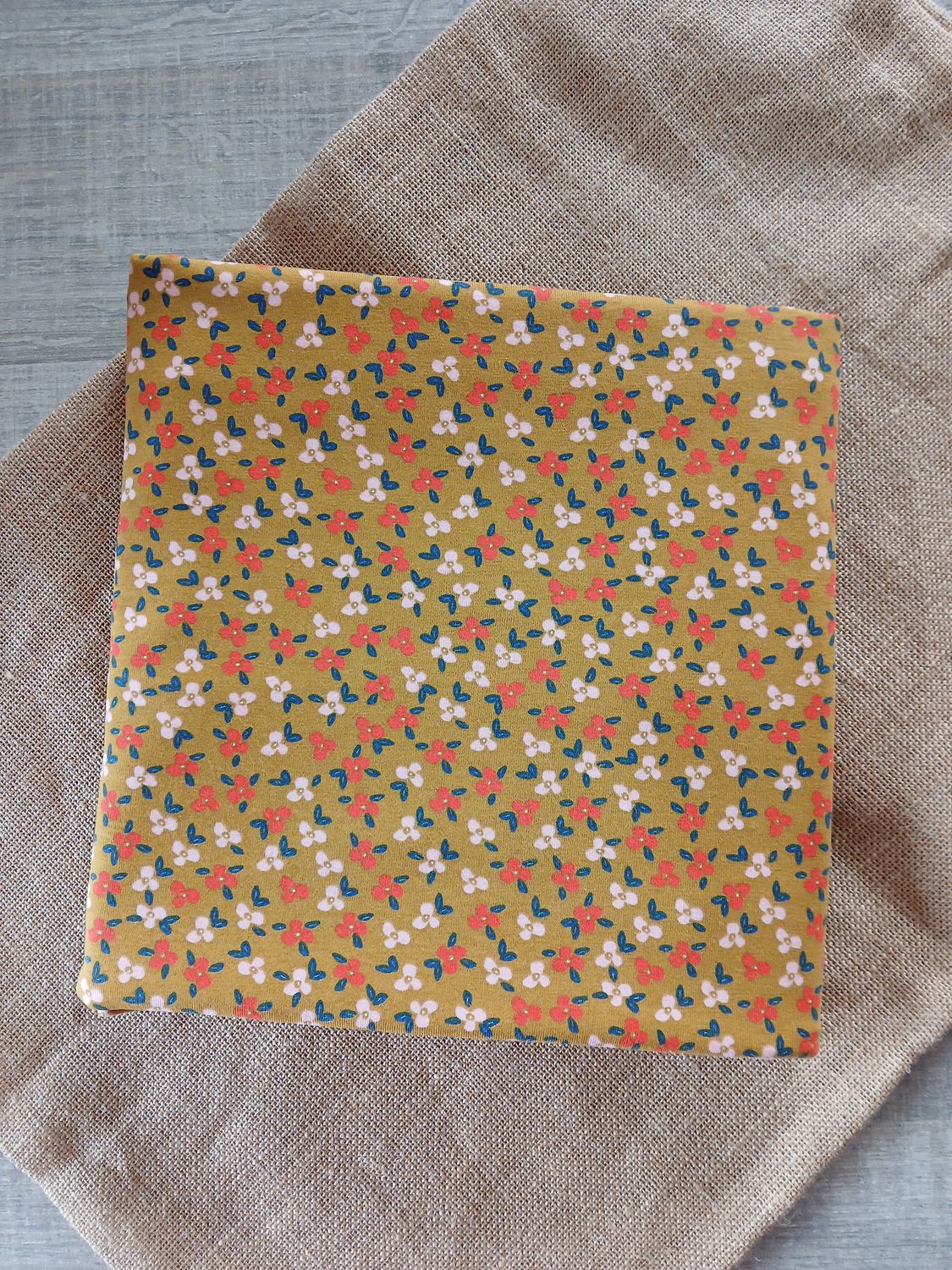 Jersey kleine bloemen, oker