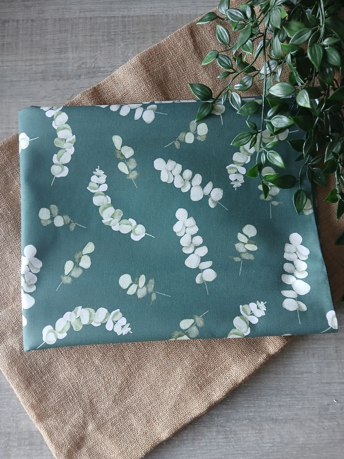 ​Canvas digitaal eucalyptus, kleur donkergroen.