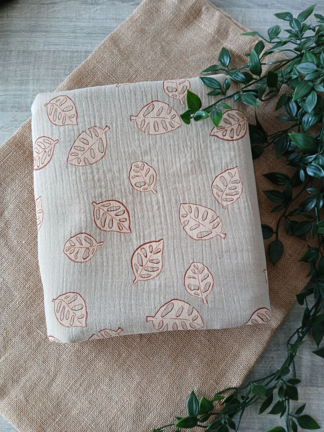​Double gauze Monstera bladeren, kleur beige.