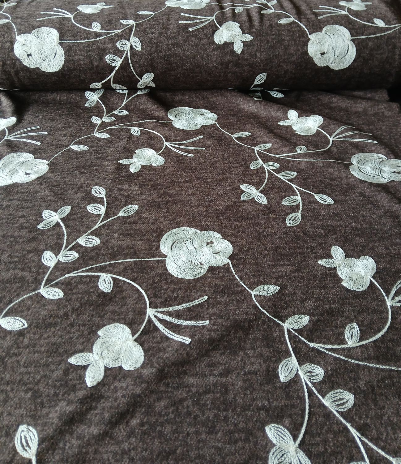 ​Knitted Flowers (gebreide stof), kleur bruin.