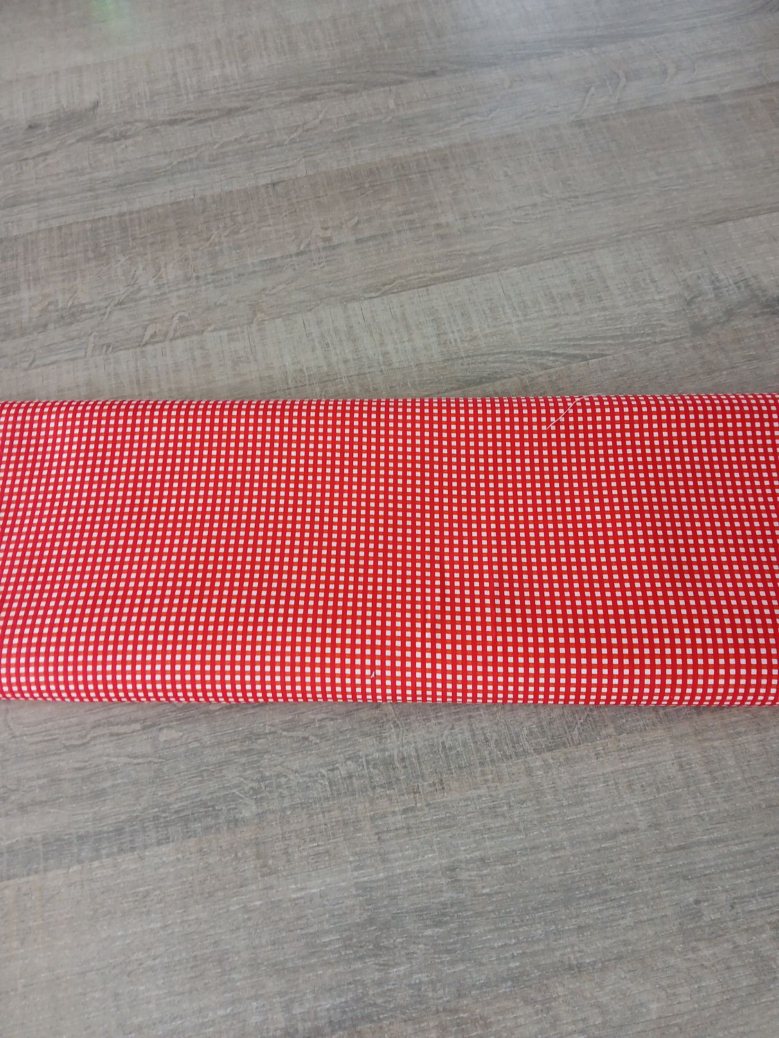 ​Katoen met ruitjes, kleur rood/oranje.