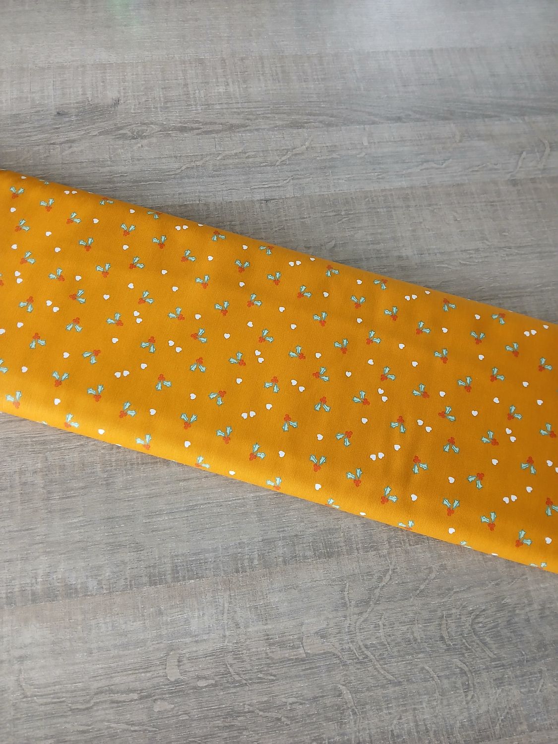 ​Poplin katoen hulstblaadjes, kleur oker.