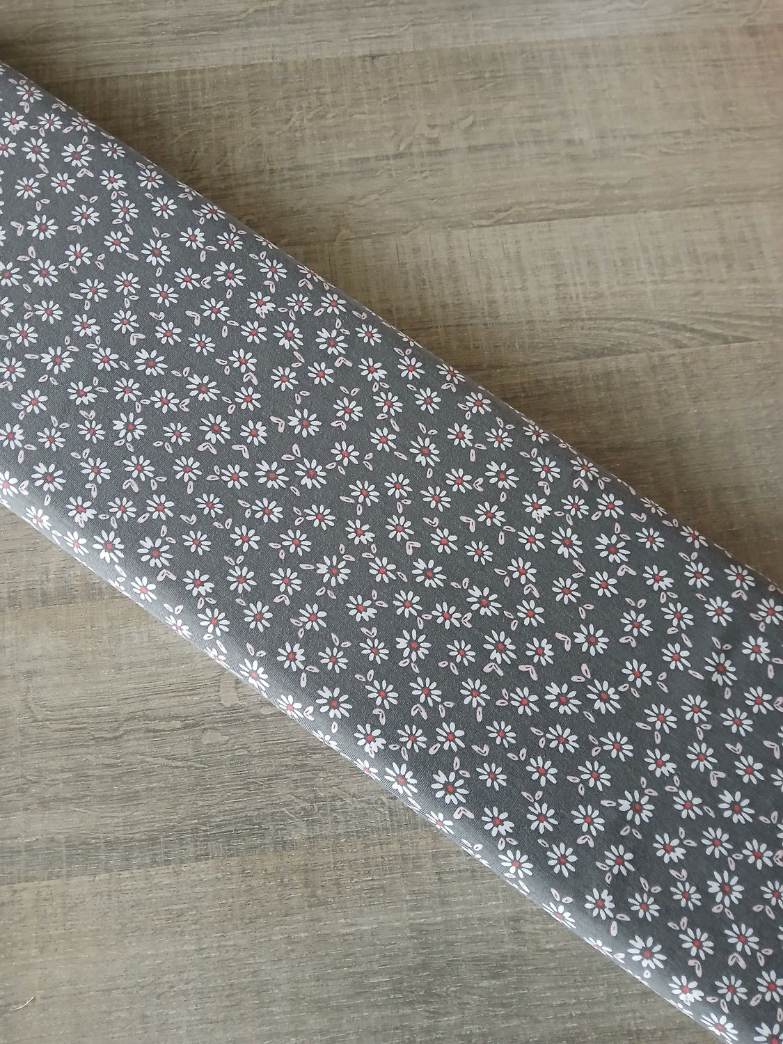 ​Jersey sweet daisy flowers, kleur rock grey.