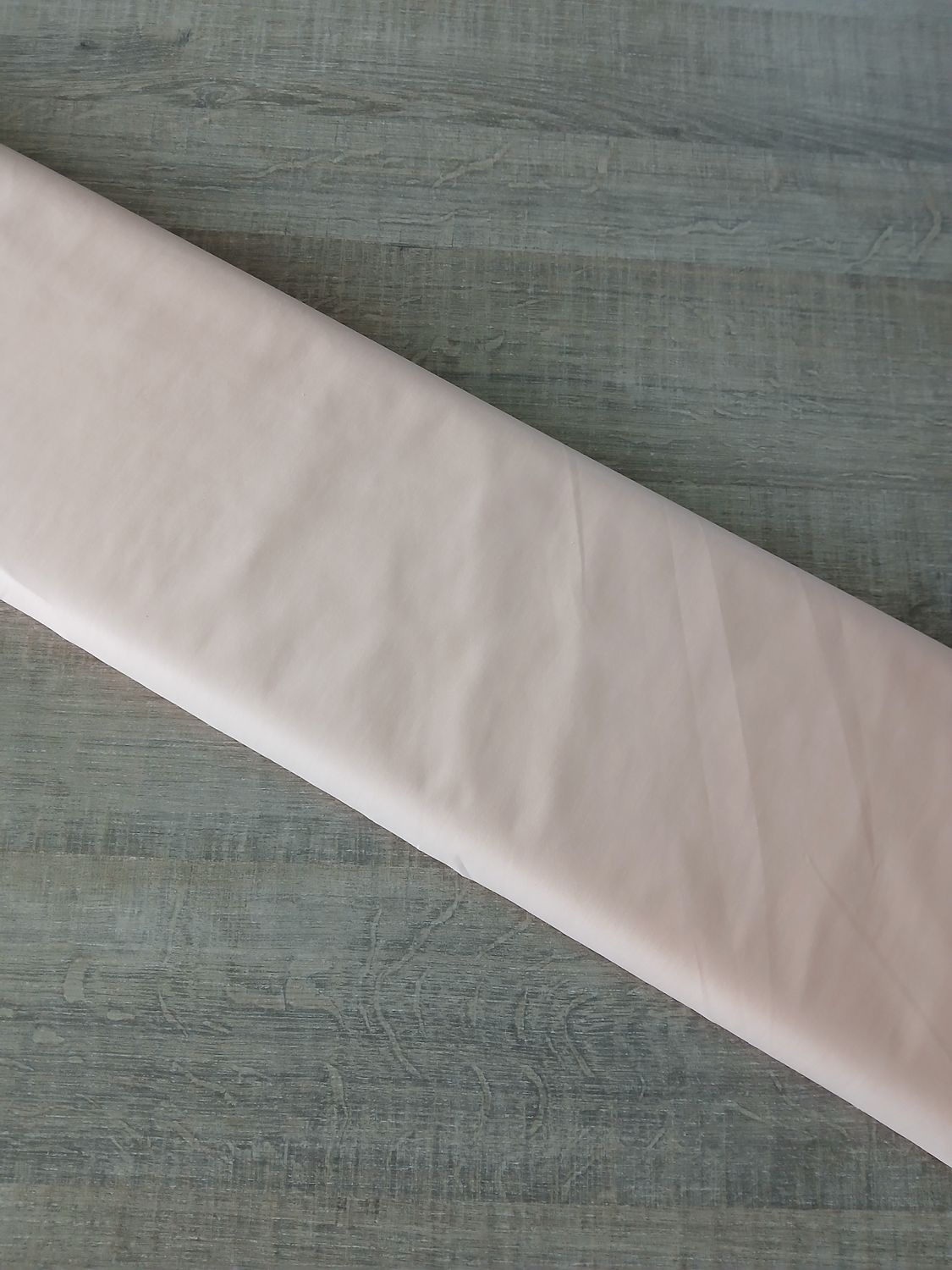 ​Poplin cotton foil met glinsters, kleur soft peach.