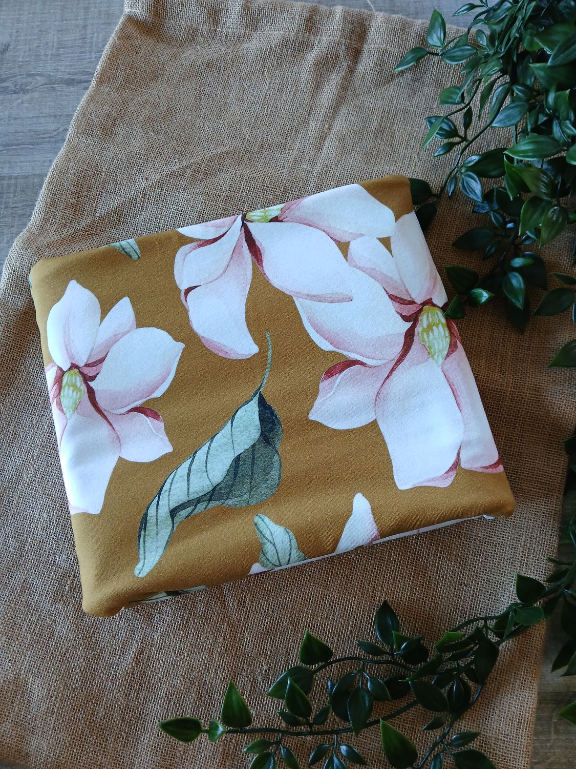 ​Jersey magnolia bloemen, kleur oker.