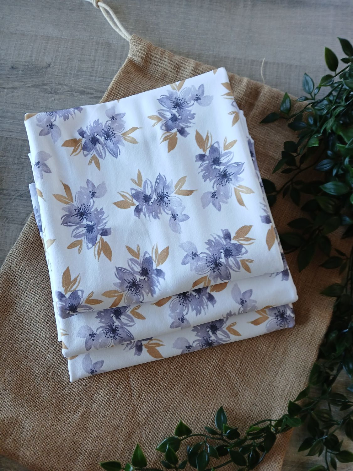 ​Jersey digital bloemen met bladeren, kleur wit/lavendel.