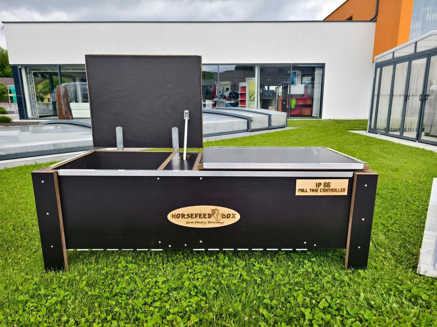 HORSEFEED BOX FULL TIME CONTROLLED DEEP MULTIFEED DOUBLE SIEBDRUCK