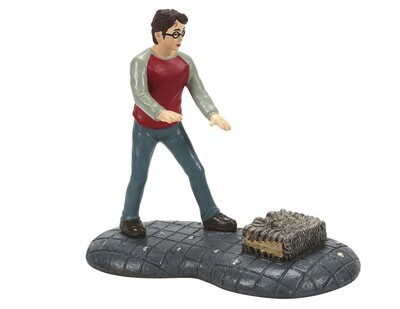 Department 56​ ​Harry Potter Village "Harry and His Monster Book of Monsters" Figurine (6010456)