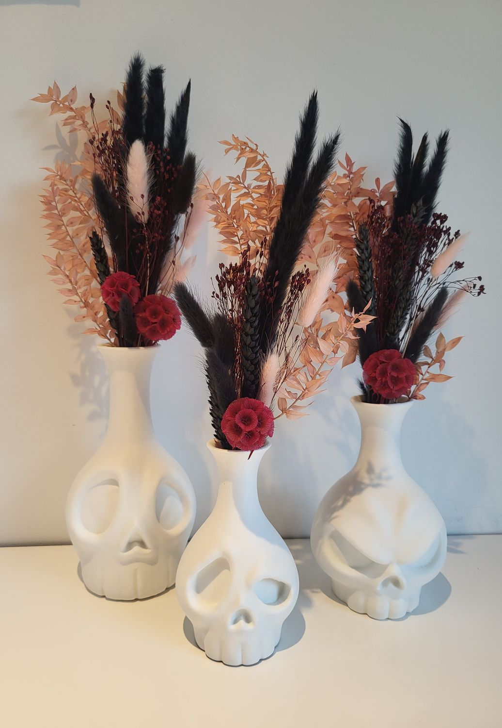 Skull vazen wit gevuld met black and pink droogbloemen SET VAN 3