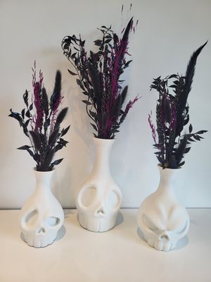 Skull vazen wit gevuld met zwart/paarse droogbloemen SET VAN 3