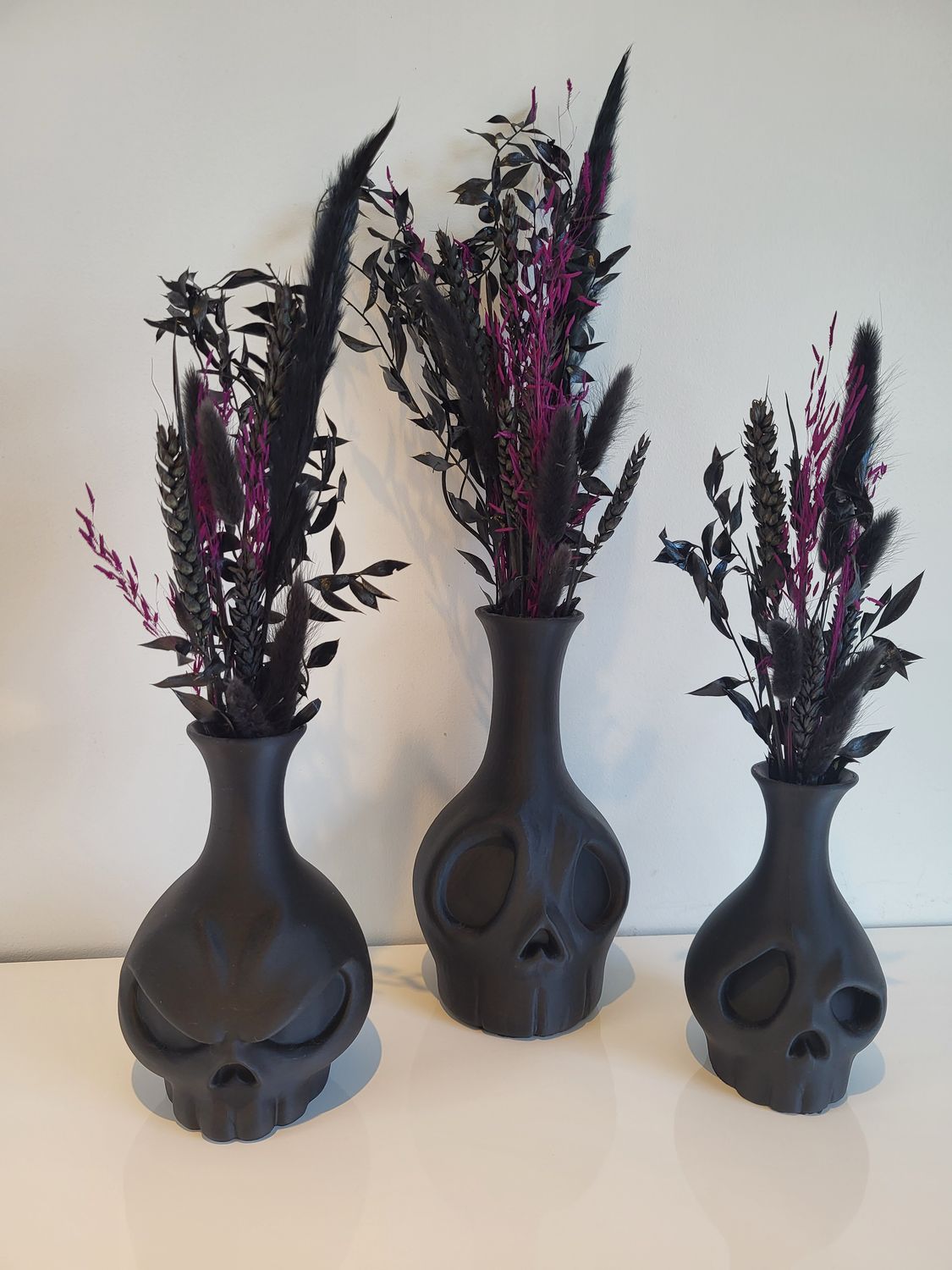 Skull vazen zwart gevuld met zwart/paarse droogbloemen SET VAN 3
