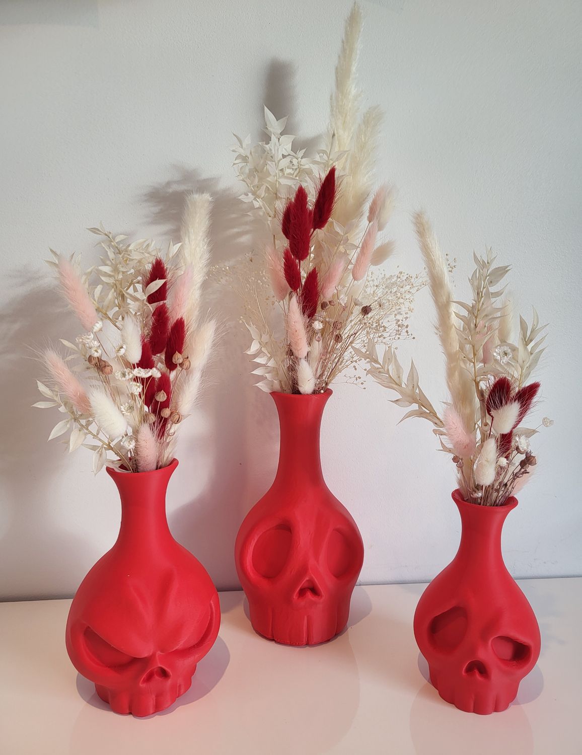 Skull vazen rood gevuld met wit/rode/roze droogbloemen SET VAN 3