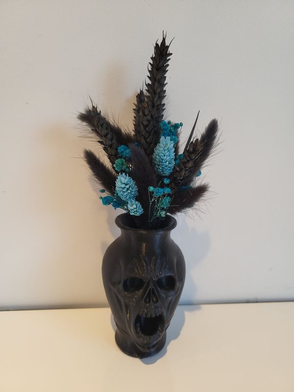 Skull vaasje zwart met zwart/blauwe droogbloemen