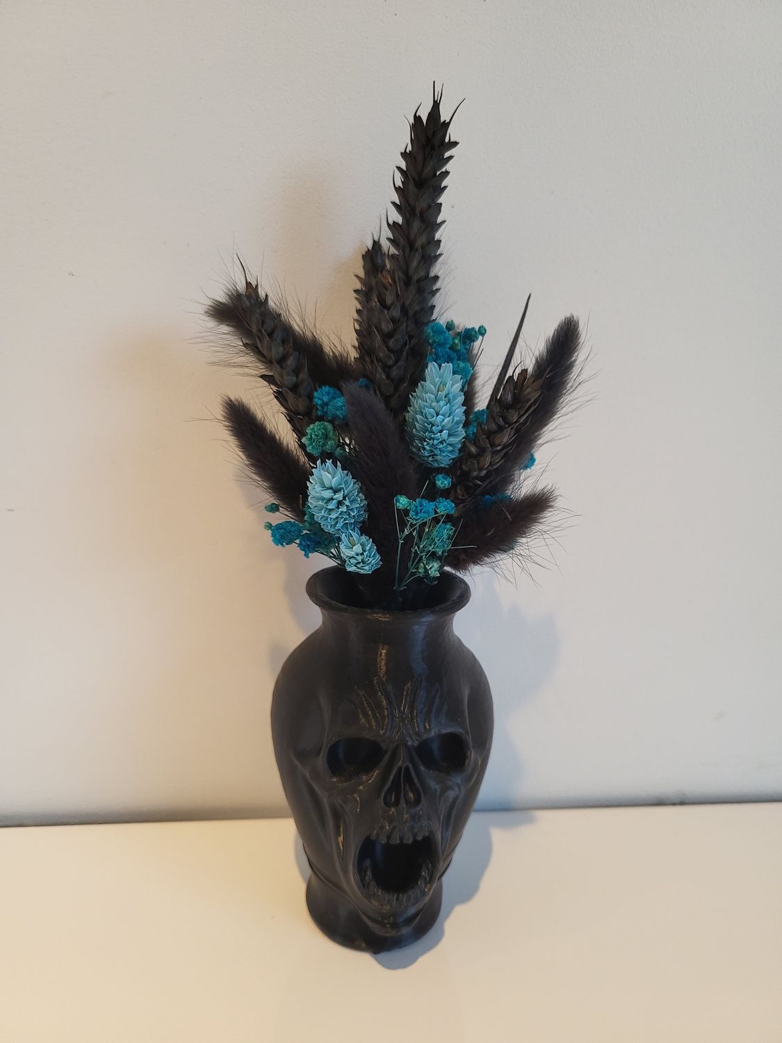 Skull vaasje zwart met zwart/blauwe droogbloemen