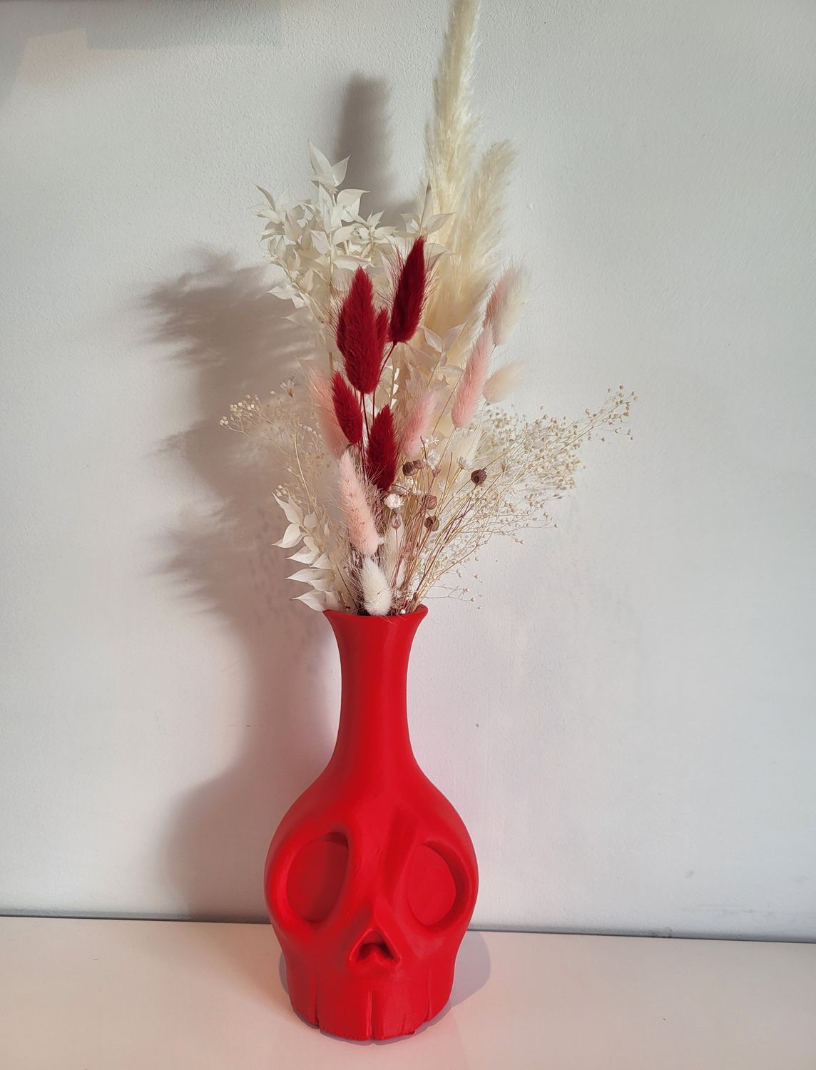 Skull vaas rood L - red and pink droogbloemen