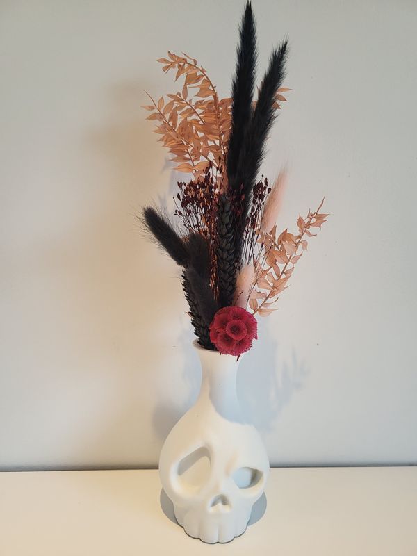 Skull vaasje wit S gevuld met droogbloemen