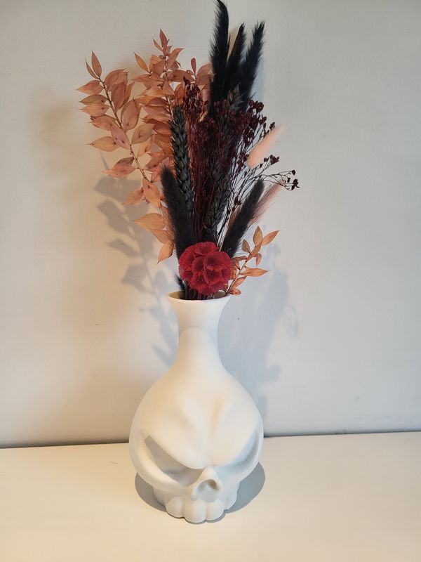 Skull vaasje wit M gevuld met droogbloemen