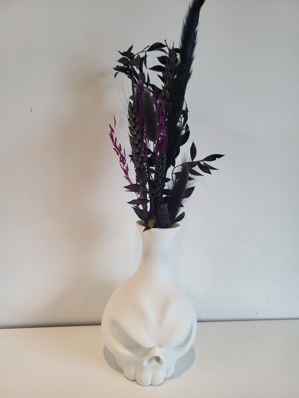 Skull vaasje wit M gevuld met droogbloemen