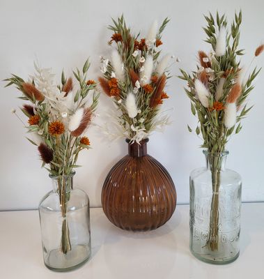 Boeketjes droogbloemen in glazen vaasjes
