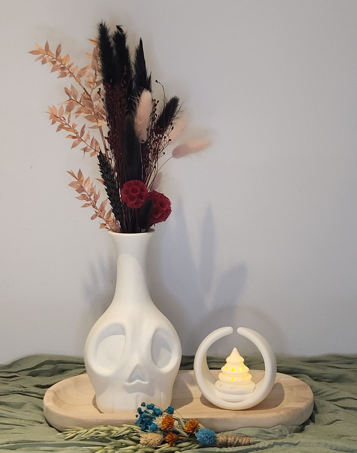 Kerstdecoratie op houten schaal - witte skull met kerstornament