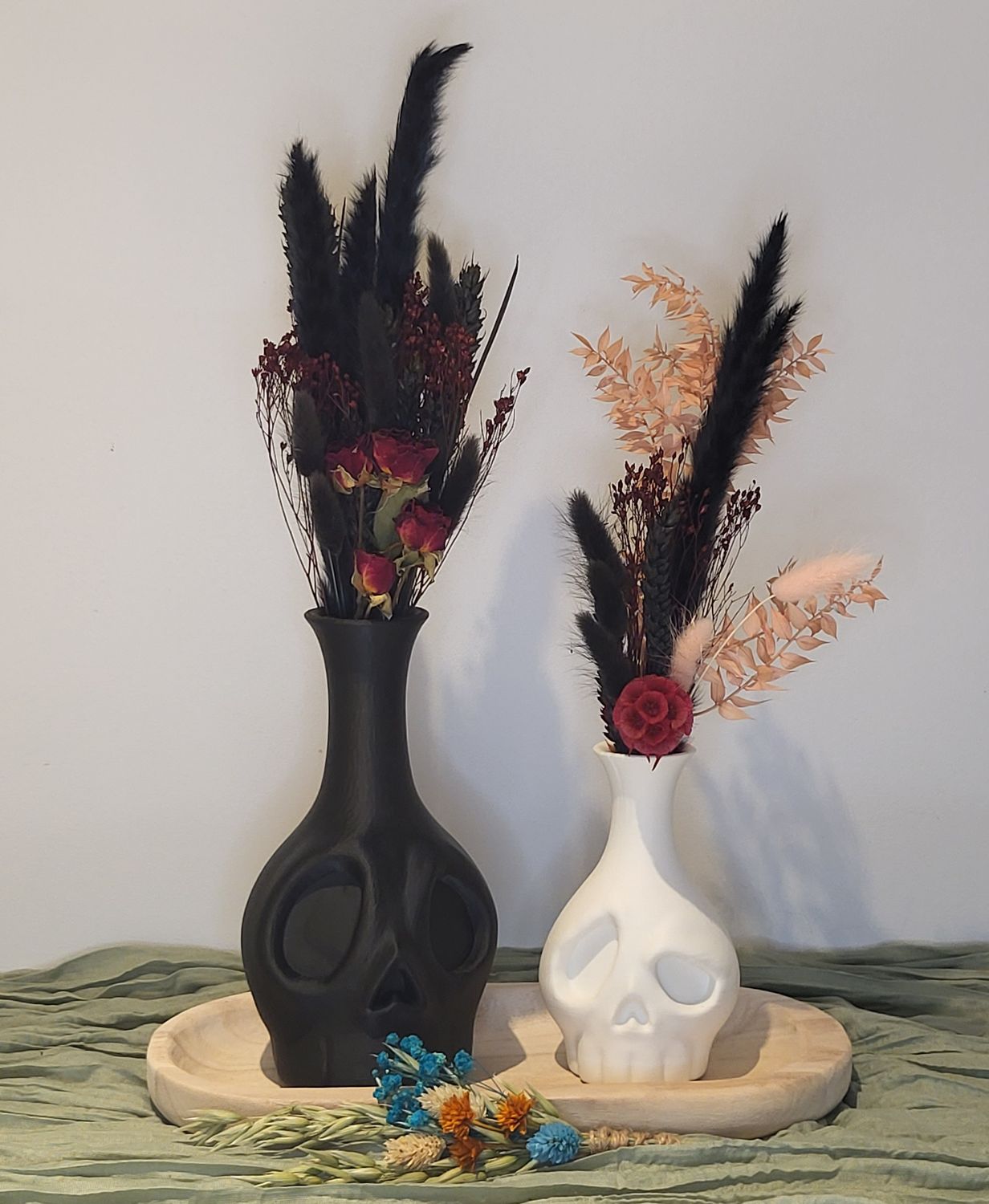 Skull vazen gevuld met droogbloemen op houten schaal