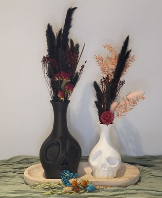 Skull vazen gevuld met droogbloemen op houten schaal