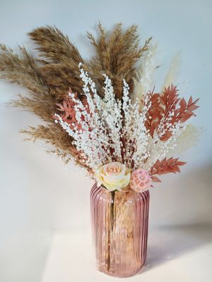 Boeketjes droogbloemen in glazen vaasjes