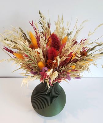 Moderne gekleurde 3Dprint-vaas met boeket droogbloemen