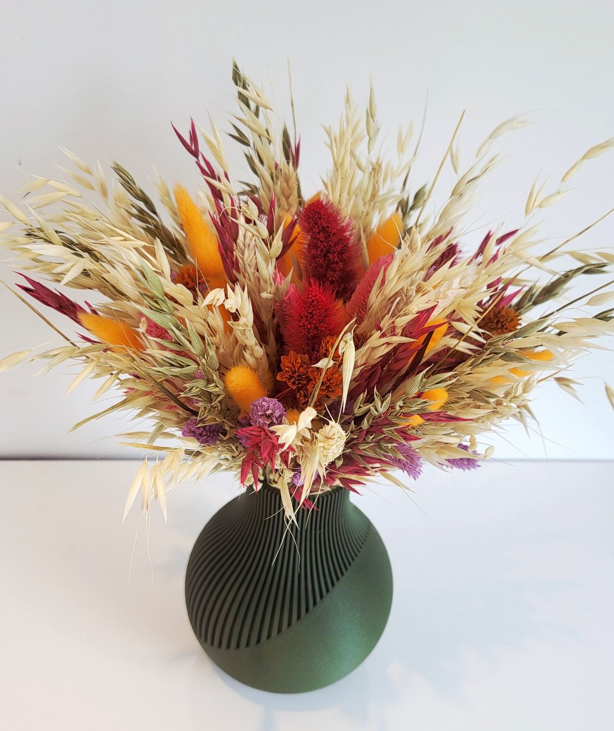Moderne gekleurde 3Dprint-vaas met boeket droogbloemen