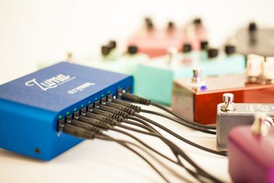 Pedalboard Power Supplies Explained: Isolated vs. Daisy Chain