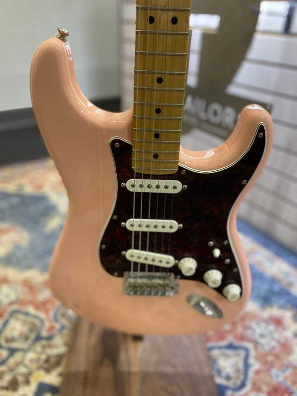 Used Fender Stratocaster (Mexico, 2021 pink)