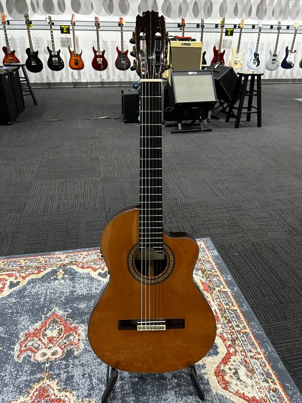 Used Manuel Contreras II N2 Cutaway Acoustic/Electric w/case