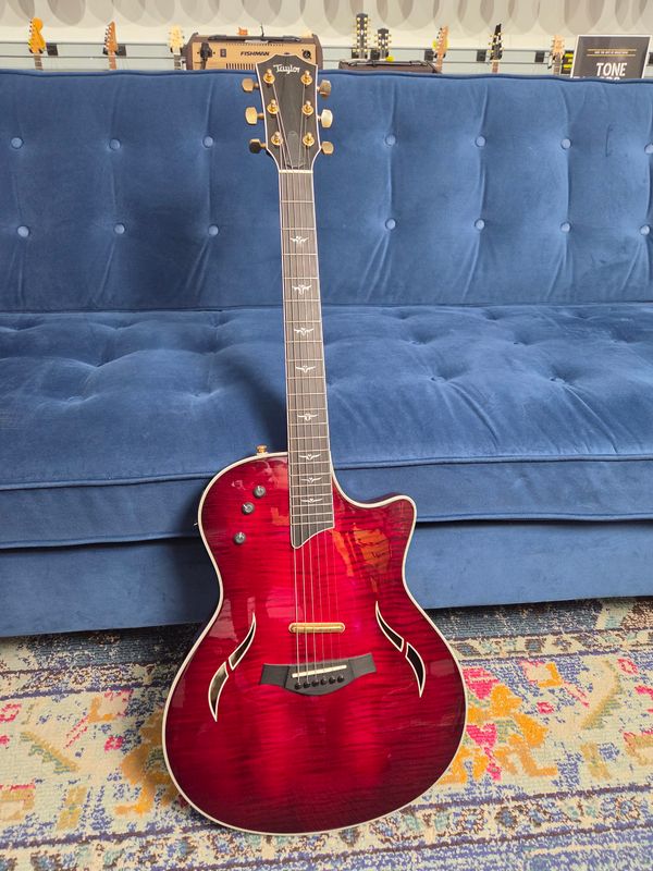 Used Taylor T5z Pro red w/case