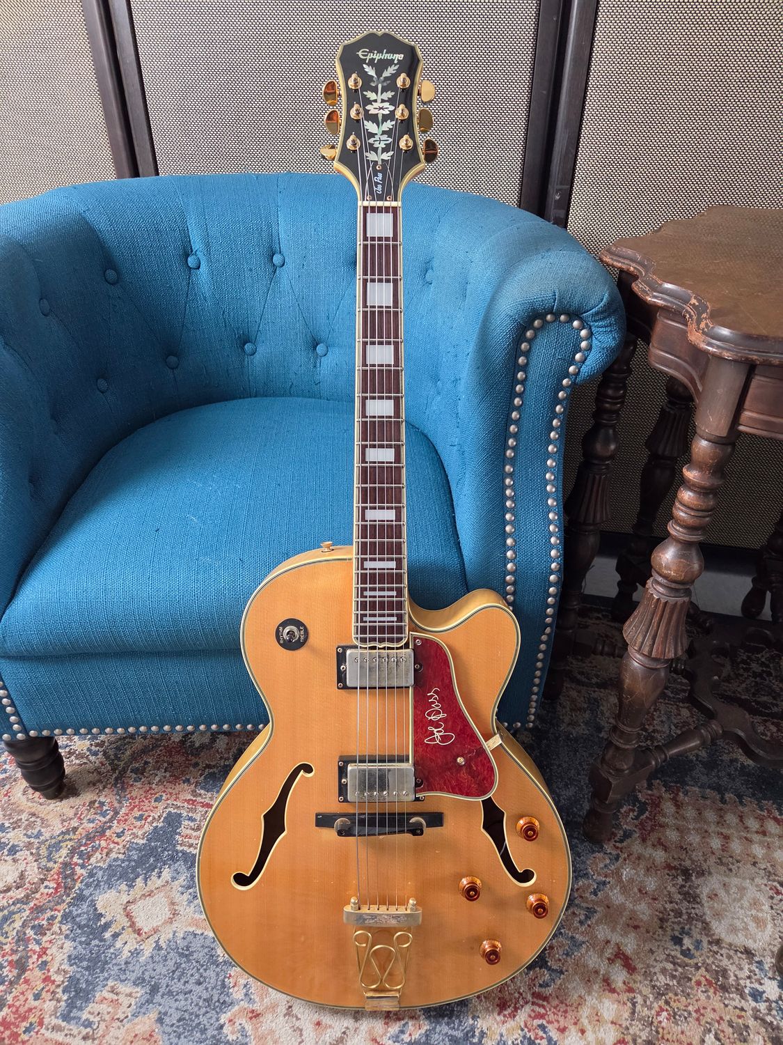 Used Epiphone Joe Pass Emperor w/case