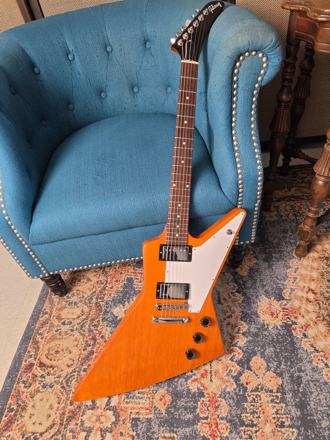 Used Gibson Explorer natural w/case