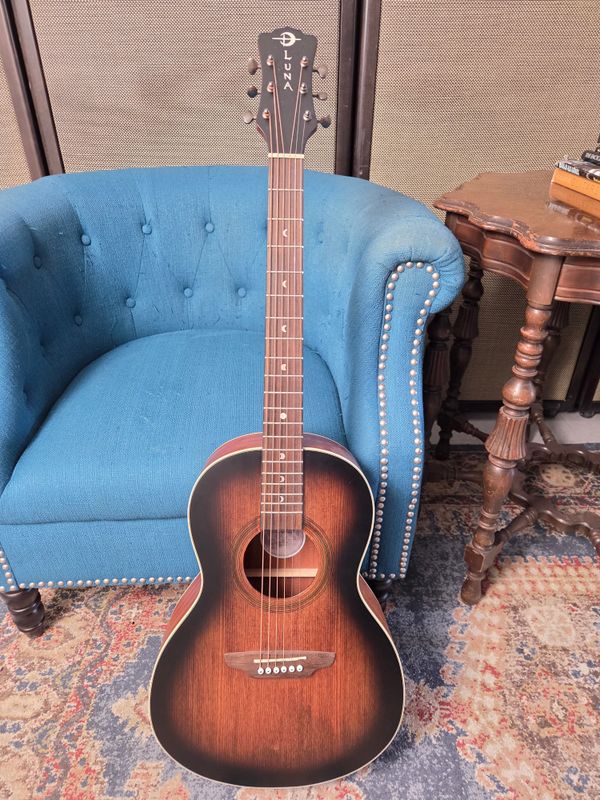 Used Luna Art V Parlor w/bag