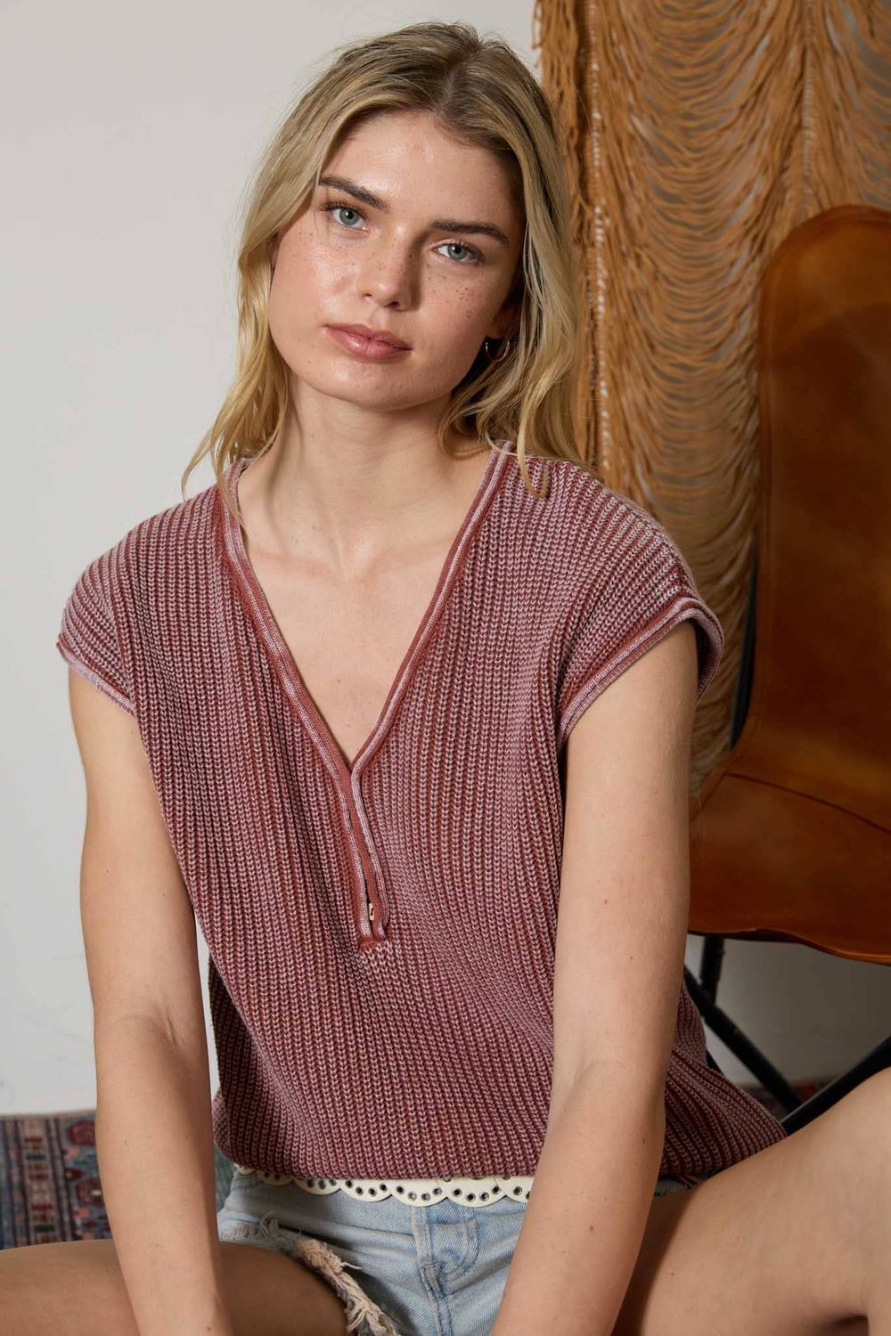 RAW EDGE SHORT SLEEVE HENLEY SWEATER KNIT TOP: TERRACOTTA