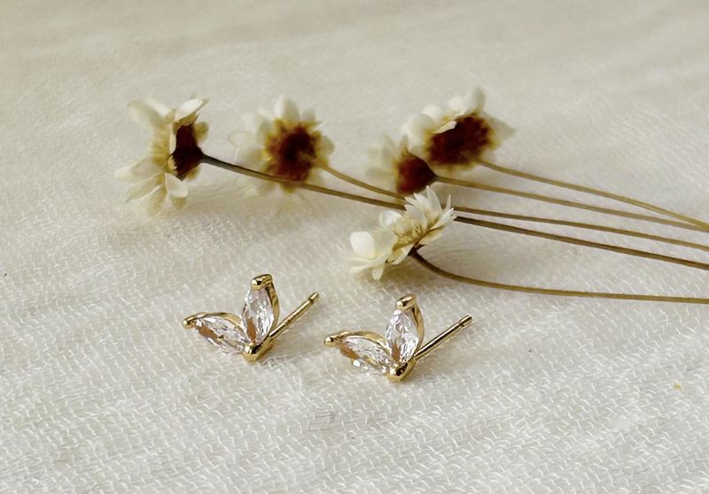 Dainty Cz Arch Studs