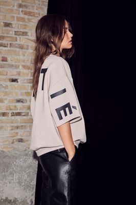 Haute l'Amitié Maxi Split SS Logo Sweat Beige