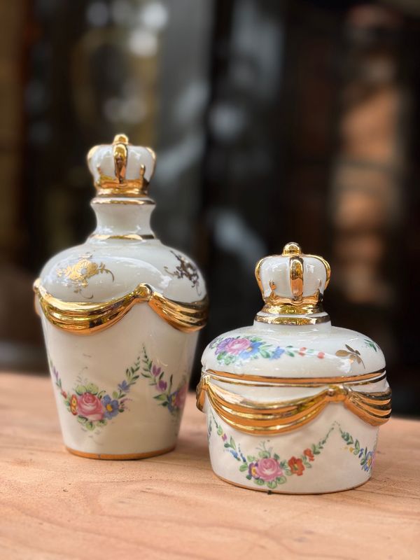 Deux flacons en porcelaine