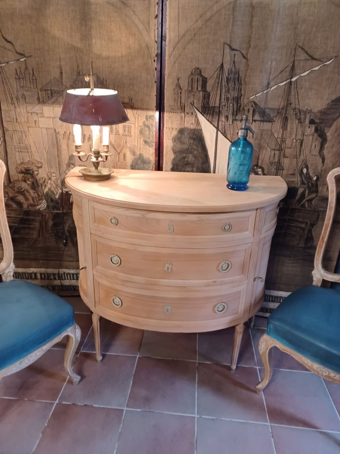 Commode galbée