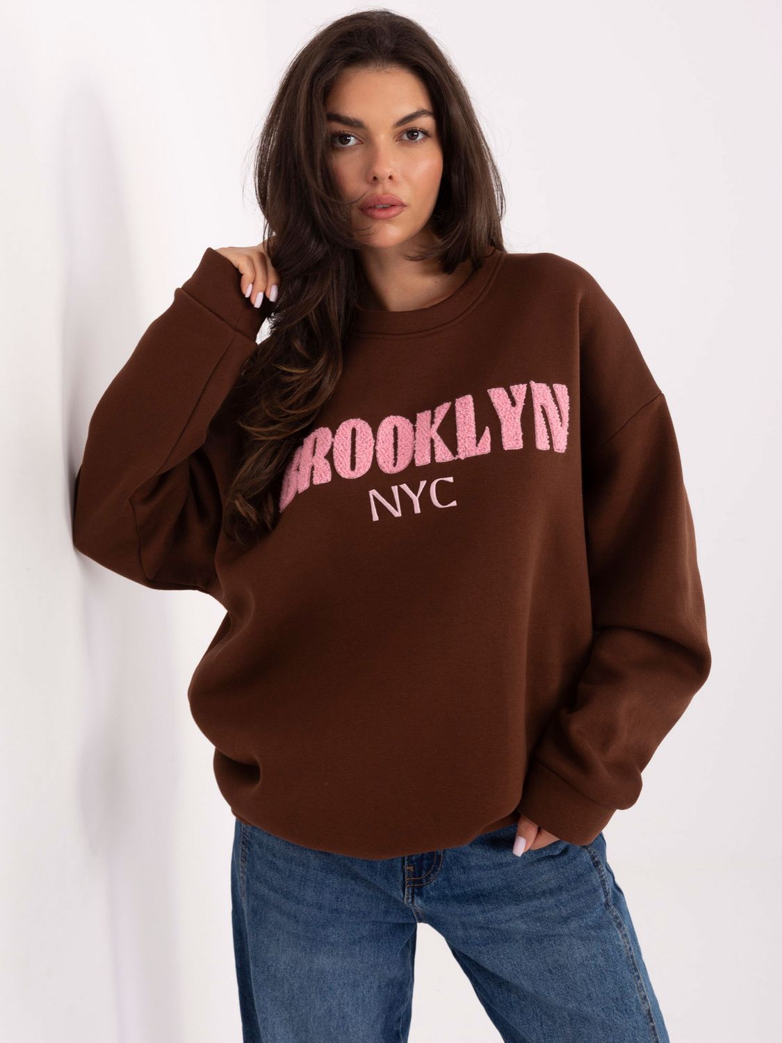 Czekoladowa bluza oversize z haftowanym napisem